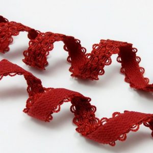 punane dekoratiivse pinnaga õlakumm