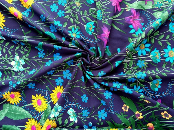 siniste ja kollaste lilledega ujumisriiete kangas